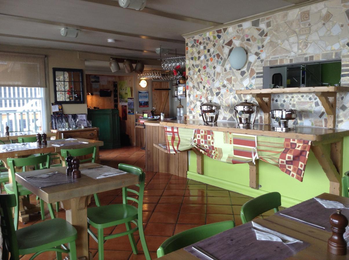 Restaurant Motel De La Plage Сент-Ирене Экстерьер фото